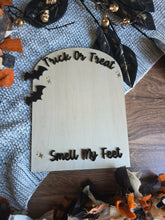 Load image into Gallery viewer, Smell My Feet Halloween Keepsake DIY
