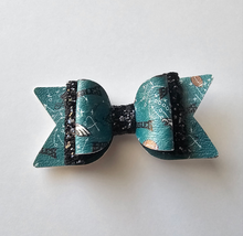 Load image into Gallery viewer, 2 Tier NFL Eagles Bow
