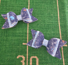 Load image into Gallery viewer, 2 Tier NFL Titans Bow
